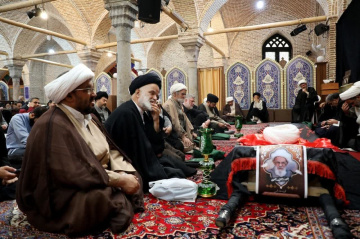 مراسم تشییع استاد گرانقدر آیت الله جعفری اراکی رحمه الله با حضور جمع زیادی از علما و طلاب و اساتید و کسبه بازار تهران